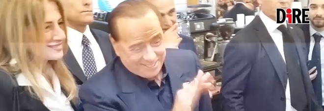 Berlusconi e le strette di mano: Â«Meno male che non mi hanno stretto l'uccelloÂ»
