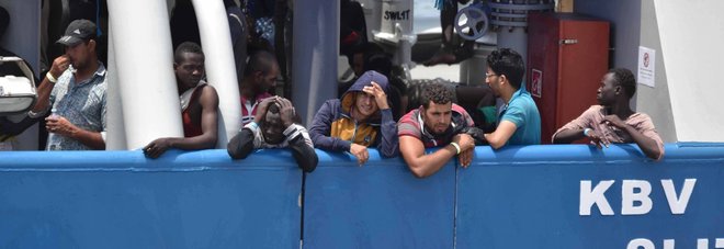 Migranti, nell'accordo di Parigi stretta sulle Ong, soldi alla Libia e controlli delle coste