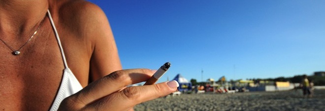 "Stop alle sigarette in spiaggia in tutta Italia, inquinano più delle auto"