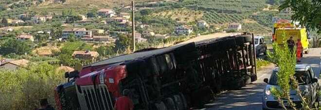 Camion si ribalta sulla Via del Mare a Castellabate: ferite lievi per l'autista