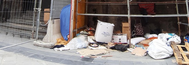 Cantiere flop, rifiuti e clochard: l'ultimo sfregio ai Girolamini a Napoli