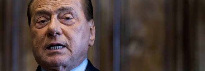 Berlusconi al telefono interviene a sorpresa a un comizio di FI ad Aosta: «Lotto per uscire da infernale malattia»
