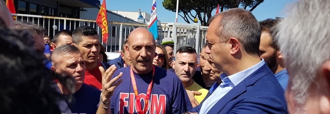Whirlpool, tutti contro Di Maio e gli operai presidiano lo stabilimento di Napoli Est