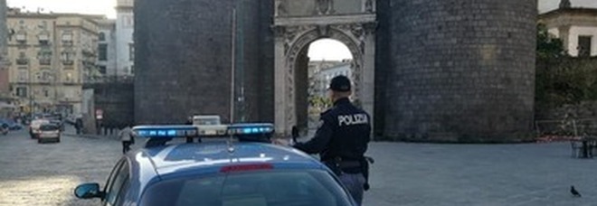 Napoli, contromano non si ferma all'alt e parte l'inseguimento a Porta Capuana: denunciato un 18enne
