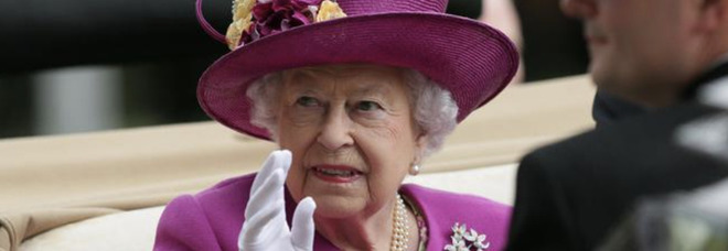 Sembra che la regina chieda allo chef di Buckingham di fare dei panini quanto un penny per le feste reali in giardino