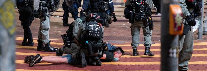 Hong Kong, caos e scontri: 180 arresti, polizia usa proiettili di gomma