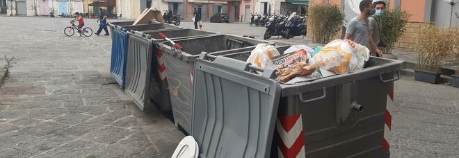 Napoli, piazza Mercato in agonia: «Qui solo rifiuti e teppisti»