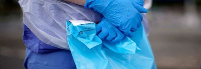 Coronavirus, infermiera di 49 anni suicida dopo due giorni di isolamento: «Era in attesa della risposta del tampone»