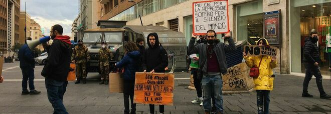 «No green pass», protesta a Napoli in via Toledo: «È uno strumento politico dittatoriale»