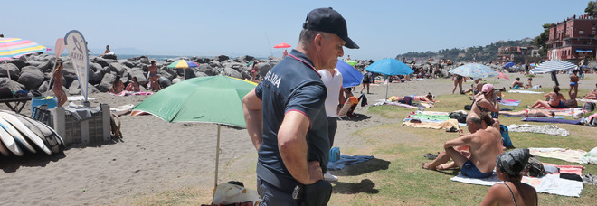 Estate 2022, a Napoli agenti in spiaggia e poca folla: «Il numero chiuso scoraggia»