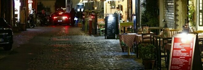 Coprifuoco a Roma, strade e locali sono già deserti: prove tecniche di lockdown