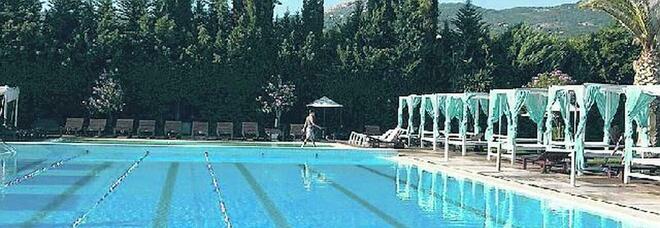 Avellino, la piscina comunale è chiusa: assalto alle strutture private contro il caldo