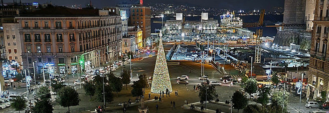 Natale a Napoli, luci sulla città: «È il simbolo di un nuovo inizio»