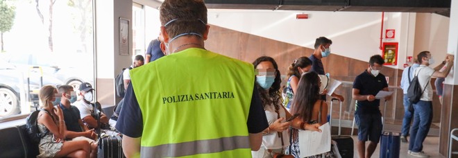 Covid a Napoli, tamponi obbligatori all'aeroporto di Capodichino: schedati tutti i passeggeri