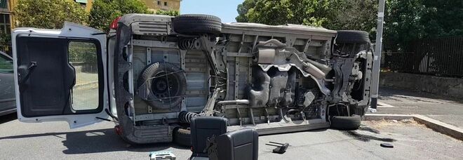 Roma, scontro con un'auto: pulmino si ribalta ad Acilia, otto feriti di cui quattro in gravi condizioni