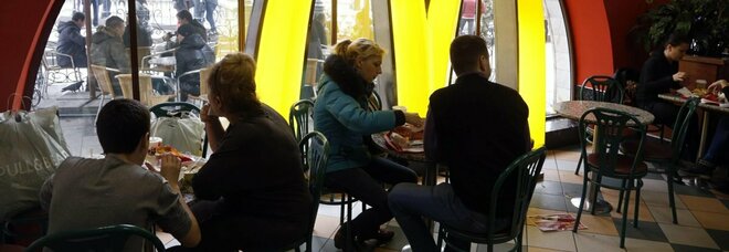 Ucraina, Coca-Cola e Starbucks alla fine si arrendono: chiuse tutte le attività in Russia. McDonald's mette il lucchetto a 850 store