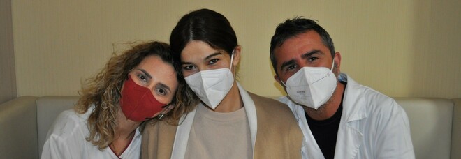 Ilaria Spada con il dott. Luca Cipriano e l'ostetrica Lilli Baldacchino