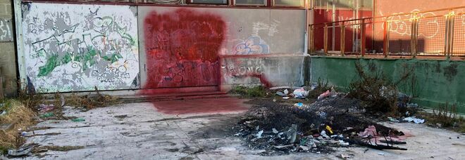 Napoli Est, uffici dell'Asl avvolti dai rifiuti: degrado choc a Ponticelli