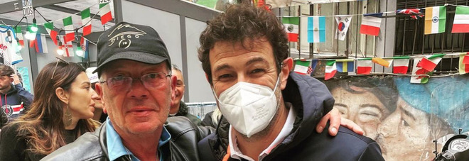 Maradona, Ferrara ai Quartieri: l'abbraccio ai tifosi del murales