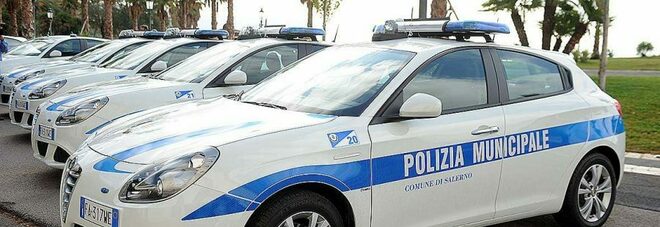 Parcheggiatore abusivo a Salerno dà in escandescenze: feriti due vigili