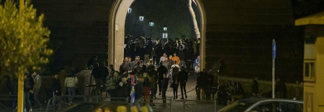 Roma, troupe Rai aggredita a Ponte Milvio: «daspo Willy» per due ultras arrestati