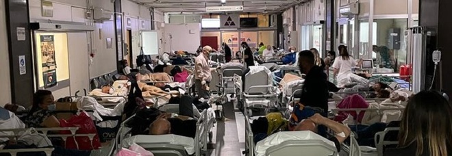 Napoli, viaggio nella bolgia Cardarelli: «Noi medici allo stremo, non c'è più spazio nemmeno per le barelle»