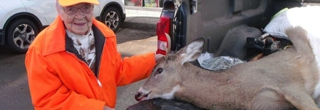 Prende la licenza di caccia a 104 anni e uccide un cervo: la nonnina divide il web (immagine pubblicata da Star Tribune)