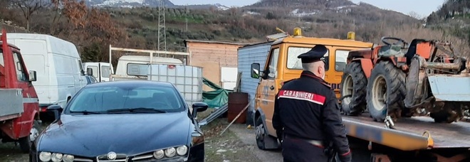 Deposito di auto e mezzi agricoli rubati scoperto in Irpinia, due denunce
