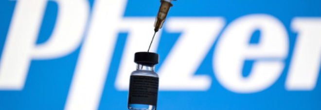 Vaccino Pfizer: «Tra un mese ok Ema per 12-15 anni. Efficacia al 100%»
