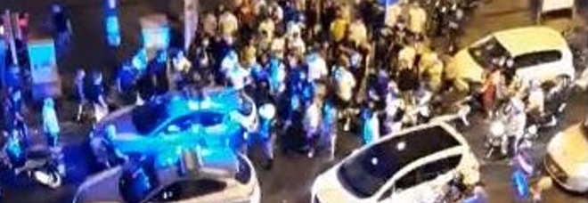 Napoli, sparatoria a via Foria: tre rapinatori minorenni aprono il fuoco contro la polizia