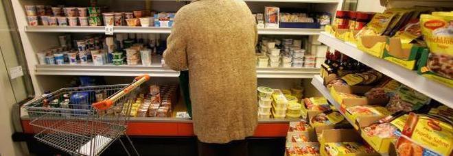 Pensionata di 80 anni ruba un pezzo di formaggio al supermercato: portata in questura e denunciataâ