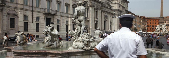 Roma, bagno in mutande nella fontana di piazza Navona: multa da 600 euro per due ventenni