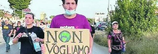 Miasmi, roghi e rifiuti a Napoli nord, la marcia dei cinquemila: «Siamo barricati in casa»