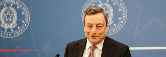Draghi: «Domani chiederò a Cs su stop mascherine. AstraZeneca? Chi vuole può fare la seconda dose»