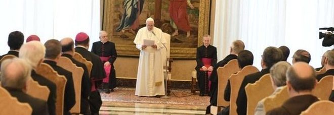 Coronavirus, il Papa chiude il tribunale ma stringe la mano agli ospiti. E in Vaticano niente mascherine