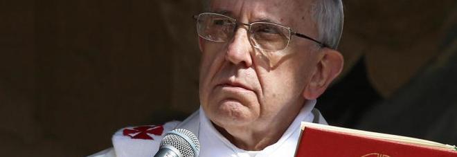 Papa all'Angelus: «Dio converta i cuori dei terroristi che hanno causato morte e distruzione al Cairo»