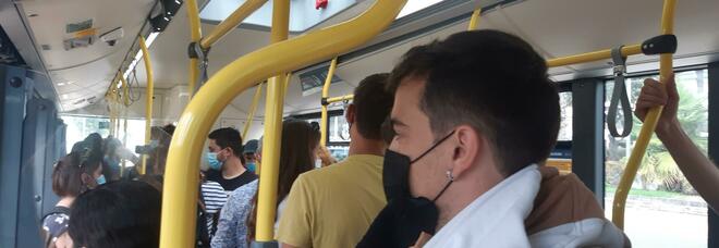 Aeroporto di Napoli Capodichino, turisti come «sardine» nell'autobus: «Così ci contagiamo tutti»