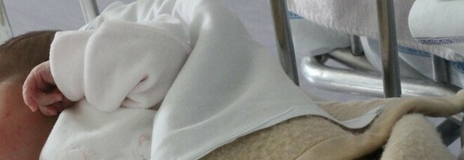 Bari, bambina di 30 giorni muore nel sonno. «Nessun segno di violenza»
