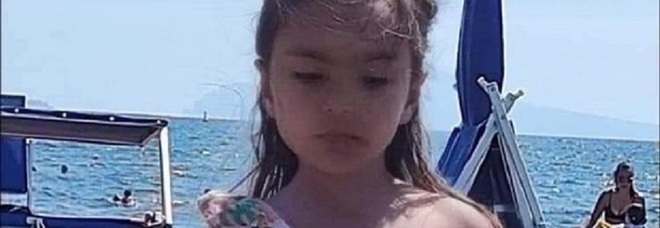 Bambina morta annegata a Torre Annunziata, la mamma di Vittoria indagata per abbandono di minore