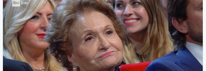 Sanremo 2020, la nonna di Diletta Leotta e l'ironia social: «Era meglio se facevo il trono over»