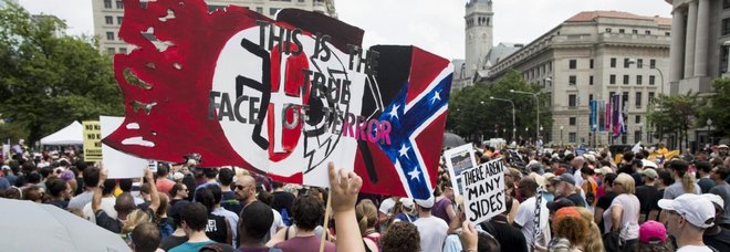 Un anno fa gli scontri di Charlottesville: a Washington sfilano ultradestra e antirazzisti
