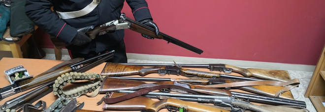 Fucili, pistole e munizioni in casa e in auto senza licenza: denunce
