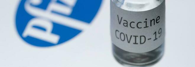 Vaccino, l'Agenzia per il farmaco: «Da ogni flacone Pfizer pronte 6 dosi di siero e non 5»