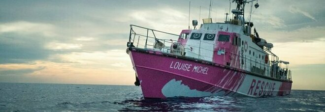 Migranti, la nave di Banksy lancia un Sos: «Abbiamo un morto a bordo e 219 profughi»