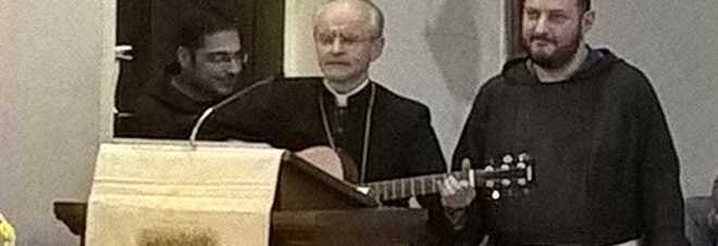 Il vescovo propone il Viagra per risollevare Avellino e canta Luigi Tenco IL VIDEO