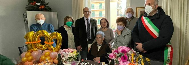 Nonna Adelaide festeggiata da familiari e dal sindaco di Somma Vesuviana