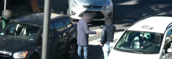 Racket della sosta a Salerno, il nuovo assalto dei parcheggiatori