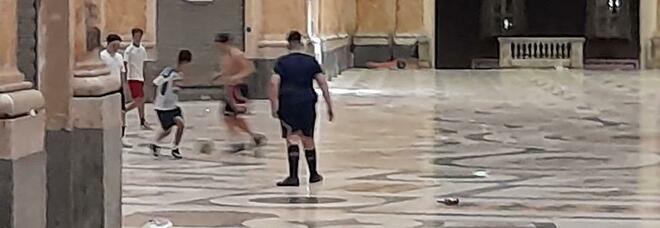 Galleria Umberto I di Napoli, il degrado infinito: tornano gli scooter e i tornei di calcio