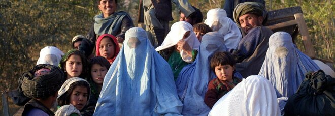 Talebani, la paura delle afghane: torna la sharia, noi recluse e invisibili