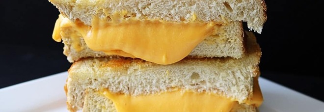 Mangia per anni solo panini al formaggio a causa di una strana fobia, ragazzo guarisce grazie all'ipnosi
